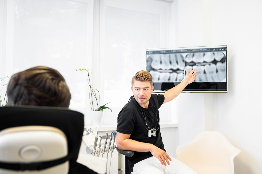 Zahnarzt Krefeld | Röntgenbildbesprechung in der Zahnarztpraxis White Spot – Robert Mühlig im GesprächRöntgenbildbesprechung